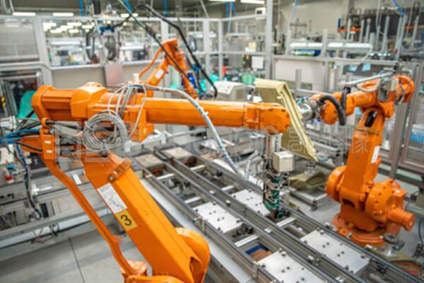智能工业工厂中机器人手臂的使用